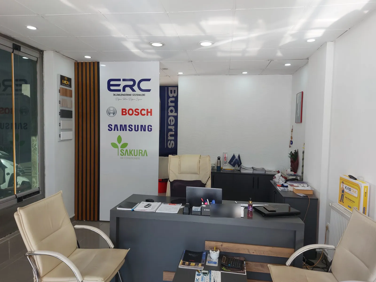 ERC İklimlendirme mağazası içi: ERC, Bosch, Buderus, Samsung ve Sakura panoları